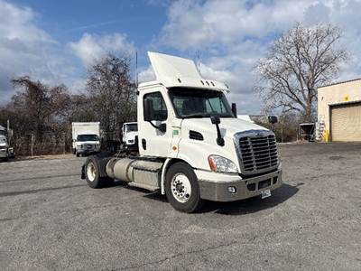 Freightliner Cascadia 113 Single Axle Day Cab Truck - 450HP, 12 Speed Automatic