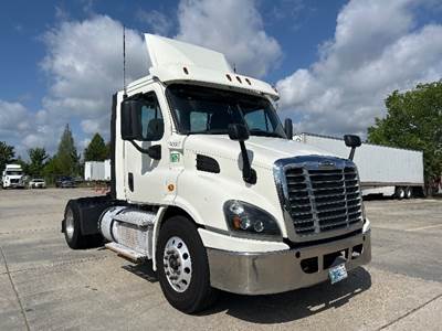 Freightliner Cascadia 113 Single Axle Day Cab Truck - 435HP, 12 Speed Automatic