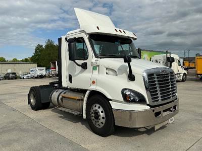 Freightliner Cascadia 113 Single Axle Day Cab Truck - 435HP, 12 Speed Automatic