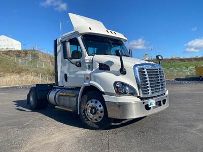 Freightliner Cascadia 113 Single Axle Day Cab Truck - 435HP, 12 Speed Automatic