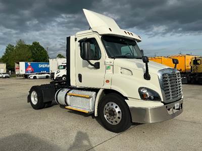 Freightliner Cascadia 113 Single Axle Day Cab Truck - 435HP, 12 Speed Automatic