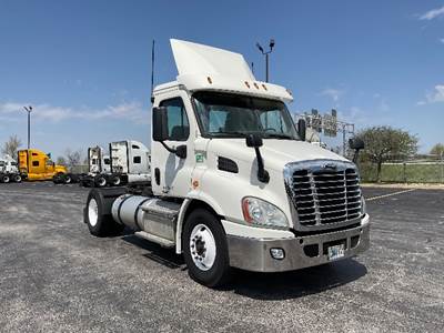 Freightliner Cascadia 113 Single Axle Day Cab Truck - 450HP, 12 Speed Automatic