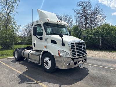 Freightliner Cascadia 113 Single Axle Day Cab Truck - 450HP, 12 Speed Automatic
