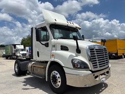 Freightliner Cascadia 113 Single Axle Day Cab Truck - 435HP, 12 Speed Automatic