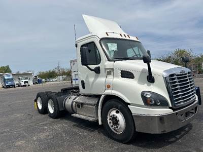 Freightliner Cascadia 113 Day Cab Truck - 410HP, 12 Speed Automatic