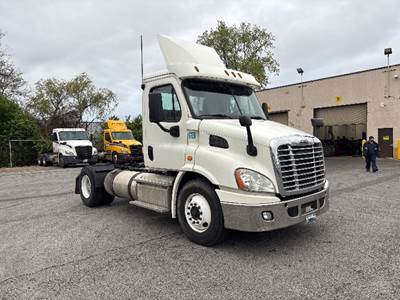 Freightliner Cascadia 113 Single Axle Day Cab Truck - 450HP, 12 Speed Automatic