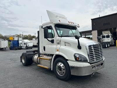 Freightliner Cascadia 113 Single Axle Day Cab Truck - 435HP, 12 Speed Automatic