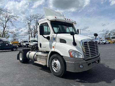 Freightliner Cascadia 113 Single Axle Day Cab Truck - 450HP, 12 Speed Automatic
