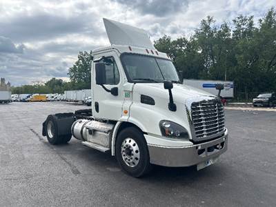 Freightliner Cascadia 113 Single Axle Day Cab Truck - 450HP, 12 Speed Automatic