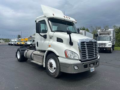 Freightliner Cascadia 113 Single Axle Day Cab Truck - 450HP, 12 Speed Automatic