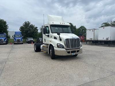 Freightliner Cascadia 113 Single Axle Day Cab Truck - 435HP, 12 Speed Automatic