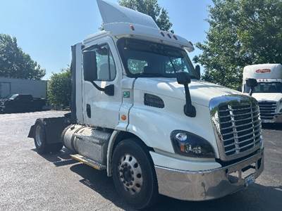 Freightliner Cascadia 113 Single Axle Day Cab Truck - 435HP, 12 Speed Automatic