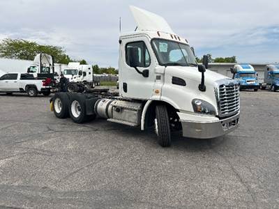 Freightliner Cascadia 113 Day Cab Truck - 410HP, 12 Speed Automatic