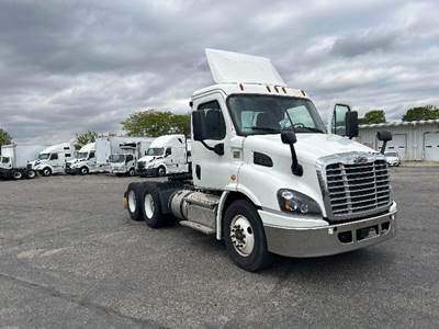 Freightliner Cascadia 113 Day Cab Truck - 410HP, 12 Speed Automatic