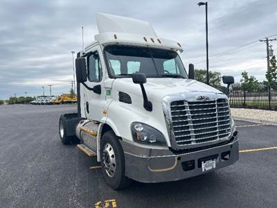 Freightliner Cascadia 113 Single Axle Day Cab Truck - 435HP, 12 Speed Automatic