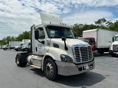 Freightliner Cascadia 113 Single Axle Day Cab Truck - 435HP, 12 Speed Automatic