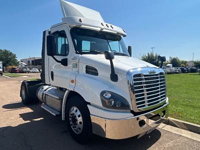 Freightliner Cascadia 113 Single Axle Day Cab Truck - 435HP, 12 Speed Automatic