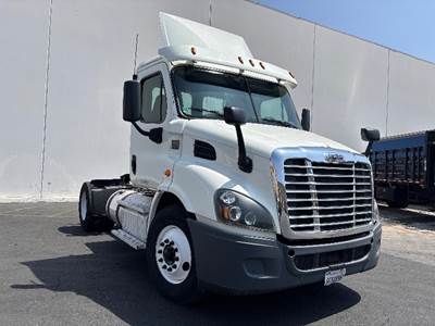 Freightliner Cascadia 113 Single Axle Day Cab Truck - 410HP, 10 Speed Manual
