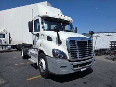 Freightliner Cascadia 113 Single Axle Day Cab Truck - 410HP, 10 Speed Manual