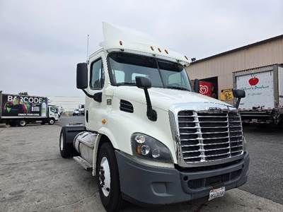 Freightliner Cascadia 113 Single Axle Day Cab Truck - 410HP, 10 Speed Manual