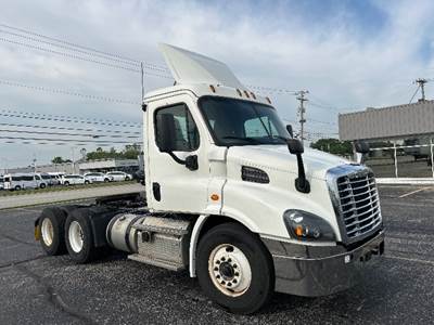 Freightliner Cascadia 113 Day Cab Truck - 410HP, 12 Speed Automatic