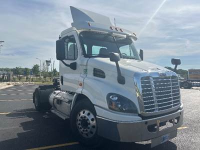 Freightliner Cascadia 113 Single Axle Day Cab Truck - 450HP, 12 Speed Automatic