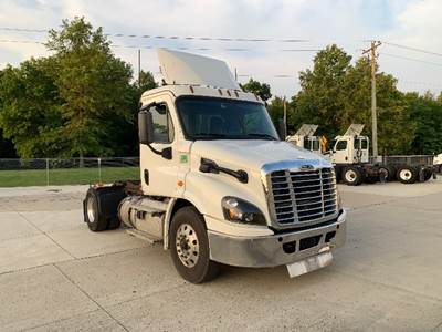 Freightliner Cascadia 113 Single Axle Day Cab Truck - 450HP, 13 Speed Automatic