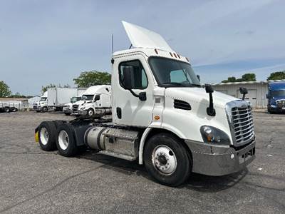 Freightliner Cascadia 113 Day Cab Truck - 410HP, 12 Speed Automatic