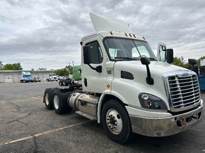 Freightliner Cascadia 113 Day Cab Truck - 410HP, 12 Speed Automatic