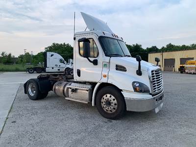 Freightliner Cascadia 113 Single Axle Day Cab Truck - 450HP, 13 Speed Automatic