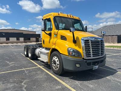 Freightliner Cascadia 113 Day Cab Truck - 450HP, 10 Speed Automatic