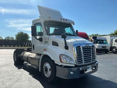 Freightliner Cascadia 113 Single Axle Day Cab Truck - 450HP, 12 Speed Automatic
