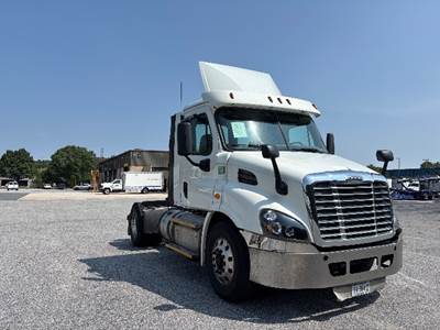 Freightliner Cascadia 113 Single Axle Day Cab Truck - 435HP, 12 Speed Automatic