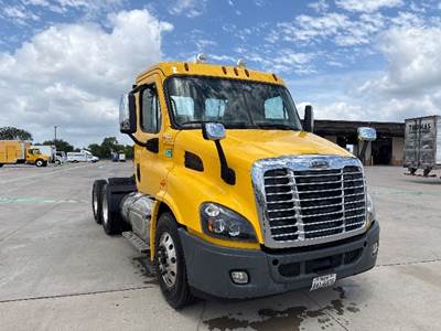 Freightliner Cascadia 113 Day Cab Truck - 450HP, 10 Speed Automatic