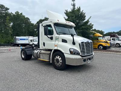 Freightliner Cascadia 113 Single Axle Day Cab Truck - 435HP, 12 Speed Automatic