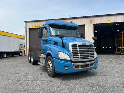 Freightliner Cascadia 113 Day Cab Truck - 450HP