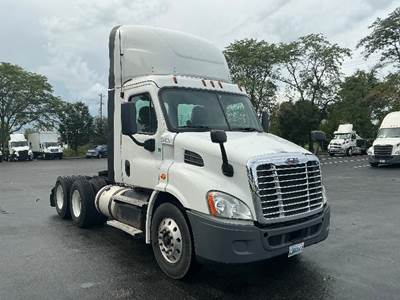 Freightliner Cascadia 113 Day Cab Truck - 450HP, 12 Speed Automatic