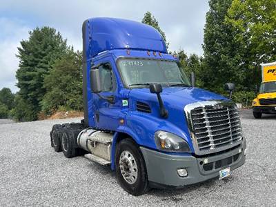 Freightliner Cascadia 113 Day Cab Truck - 450HP, 12 Speed Automatic