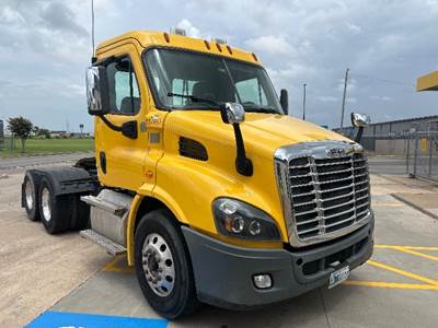 Freightliner Cascadia 113 Day Cab Truck - 450HP, 10 Speed Automatic
