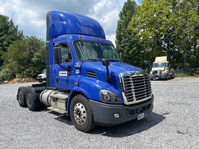 Freightliner Cascadia 113 Day Cab Truck - 450HP, 12 Speed Automatic