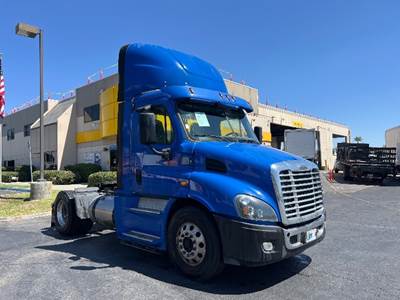 Freightliner Cascadia 113 Single Axle Day Cab Truck - 410HP, 12 Speed Automatic