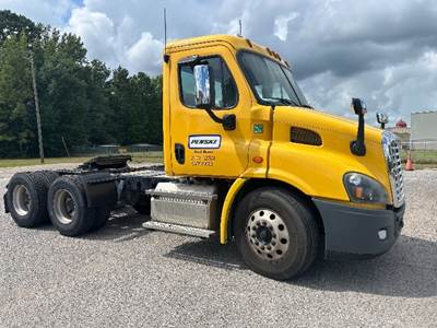 Freightliner Cascadia 113 Day Cab Truck - 450HP, 10 Speed Automatic