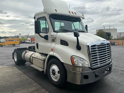 Freightliner Cascadia 113 Single Axle Day Cab Truck - 450HP, 12 Speed Automatic
