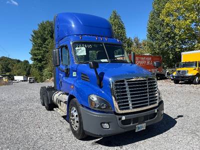 Freightliner Cascadia 113 Day Cab Truck - 450HP, 12 Speed Automatic