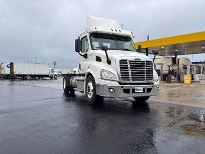 Freightliner Cascadia 113 Single Axle Day Cab Truck - 450HP, 12 Speed Automatic