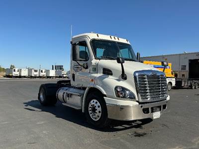 Freightliner Cascadia 113 Single Axle Day Cab Truck - 450HP, 12 Speed Automatic