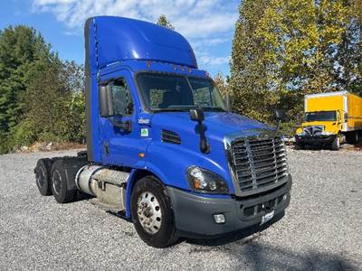 Freightliner Cascadia 113 Day Cab Truck - 450HP, 12 Speed Automatic