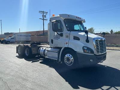 Freightliner Cascadia 113 Day Cab Truck - 450HP, 12 Speed Automatic