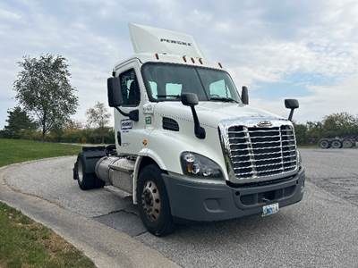 Freightliner Cascadia 113 Single Axle Day Cab Truck - 450HP, 10 Speed Manual