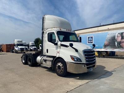 Freightliner Cascadia 116 Day Cab Truck - 435HP, 12 Speed Automatic